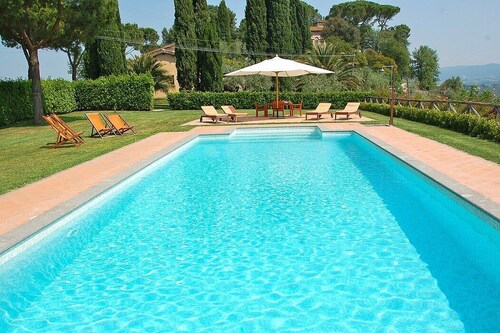 Villa Darsia: Eine herrliche und leuchtende zweistöckige Villa, umgeben von Wiesen und grünen Hügeln.