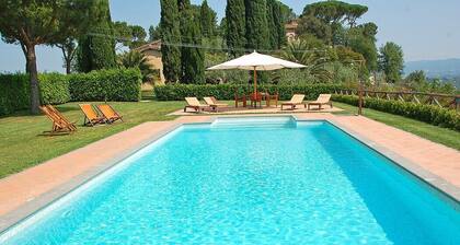 Villa Darsia: Eine herrliche und leuchtende zweistöckige Villa, umgeben von Wiesen und grünen Hügeln.