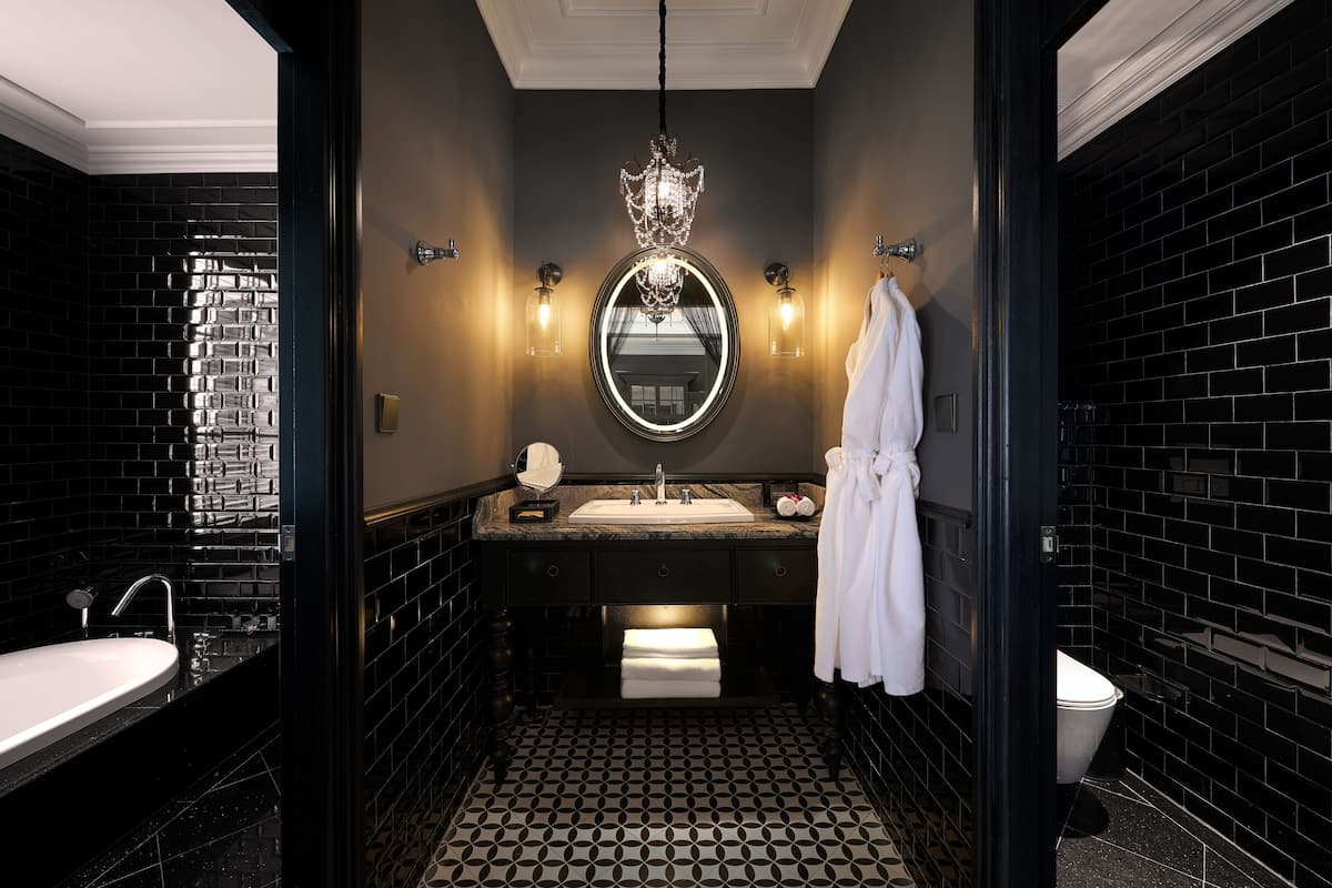 exclusive suite | bathroom | shower, hydromassage showerhead, free toiletries, hair dryer