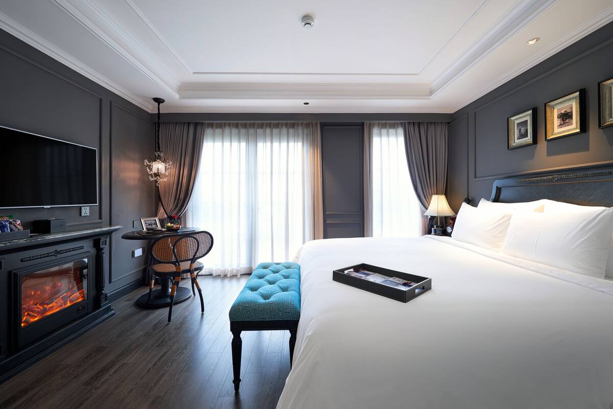 Hypo-allergenic bedding, minibar, in-room safe, desk