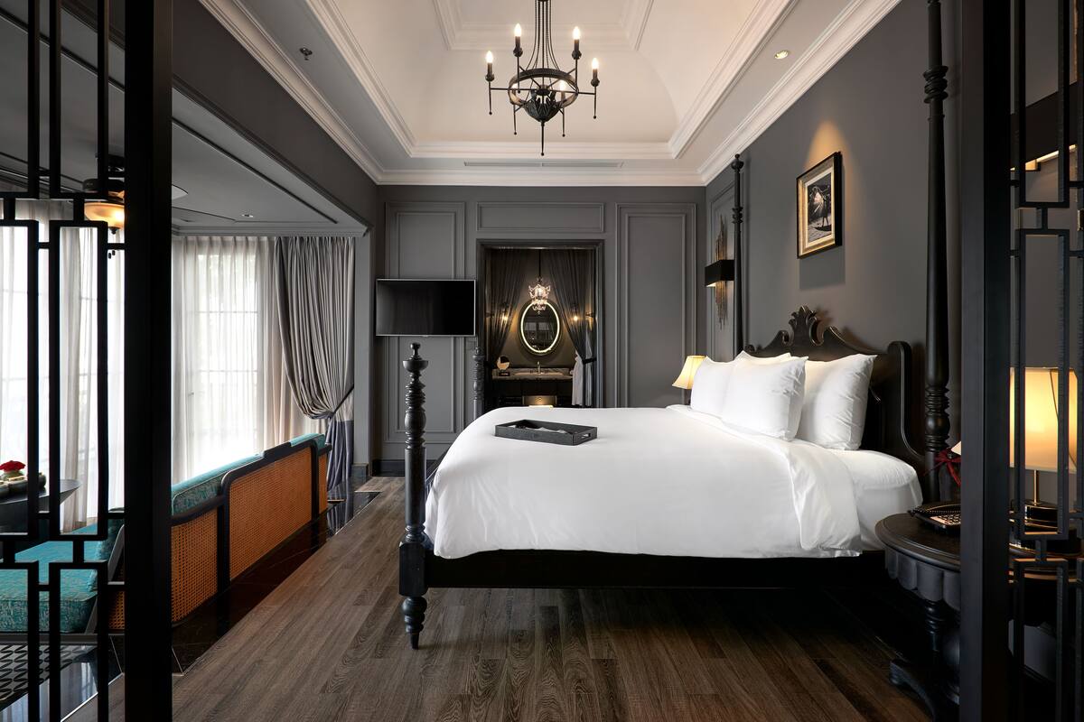 Exclusive Suite | Hypo-allergenic bedding, minibar, in-room safe, desk