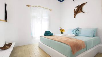 3 bedrooms, individually decorated, individually furnished, desk