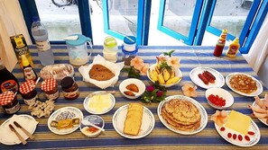 Daily cooked-to-order breakfast (USD 10 per person)