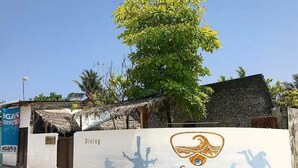 A white wall with a logo and the word "Diving" indicating a diving facility. - La Due Thulusdhoo (Thulusdhoo Island)
