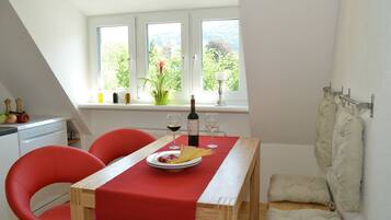 Appartement, 1 slaapkamer | Privékeuken | Een koelkast met diepvriezer, een microgolfoven, een oven, een kookplaat