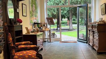 Tägliches Frühstücksbuffet (11 EUR pro Person)