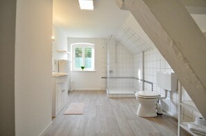 Shower, towels - Gästehaus Schlossgarten (Langwedel)