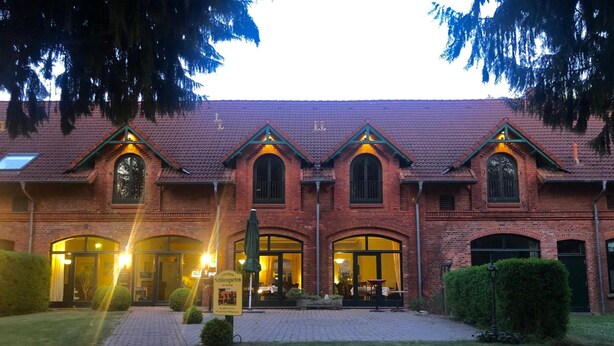 Ein Gebäude aus Ziegeln mit Bogenfenstern und einem Ziegeldach.