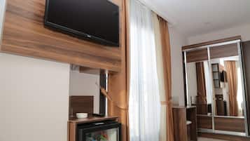 Junior Double or Twin Room | 1 bedroom, in-room safe, blackout curtains, soundproofing