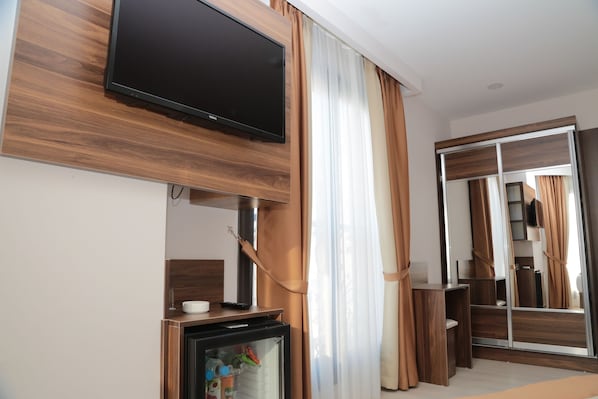 In-room safe, blackout curtains, soundproofing, free WiFi - Paris Prestige (Izmir)