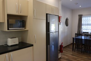 Apartamento | Cocina privada | Frigorífico grande, microondas, horno y placa de cocina