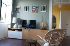 Family Apartment, 1 Bedroom, City View | Living area | 42-inch flat-screen TV with cable channels, Smart TV - Merc Porto Central (Porto)