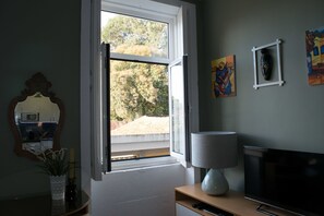 Family Apartment, 1 Bedroom, City View | Living area | 42-inch flat-screen TV with cable channels, Smart TV - Merc Porto Central (Porto)