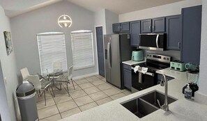 Frigorifero, microonde, forno, piano cottura