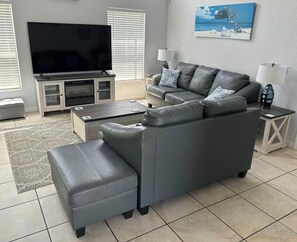 Smart TV, caminetto, tavolo da calcetto, libri