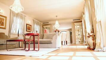 Villa | Wohnbereich | Flachbildfernseher