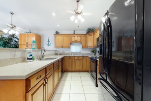 Kylskåp, mikrovågsugn, ugn och spishäll