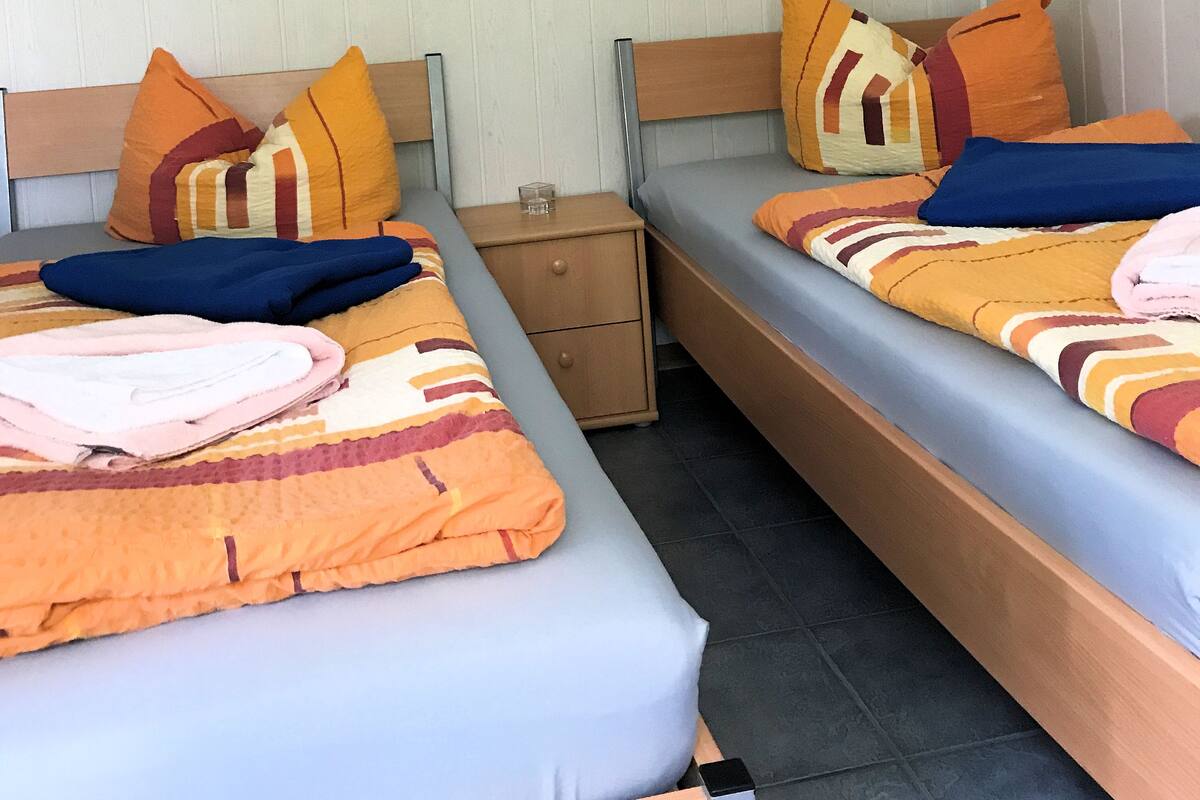 Caja fuerte, sistema de insonorización, cunas (de pago) y ropa de cama