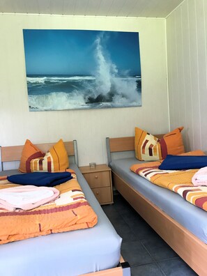 In-room safe, soundproofing, cribs/infant beds, bed sheets - Ostsee-Gutshaus Bungalows (Am Salzhaff)