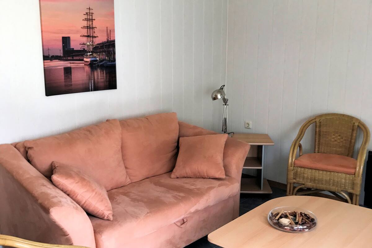 Una televisión, una mesa de tenis de mesa