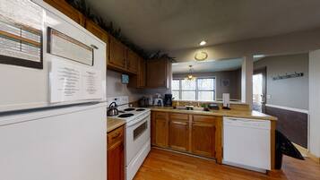 Cabin, 2 Bedrooms | Private kitchen | Fridge, oven, coffee/tea maker, toaster