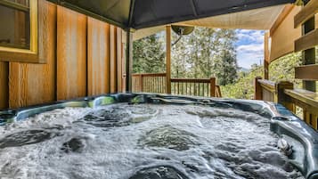 Cabaña, 2 habitaciones | Bañera de hidromasaje al aire libre