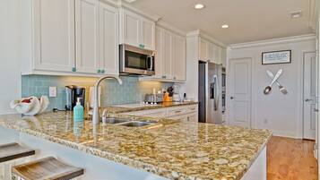 House, 4 Bedrooms | Private kitchen | Fridge, oven, coffee/tea maker, toaster