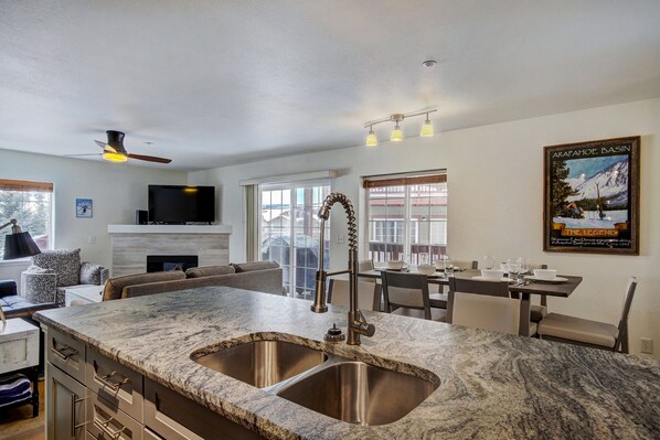 コンドミニアム 2 ベッドルーム | 専用キッチン | 冷蔵庫、電子レンジ、オーブン、食器洗い機