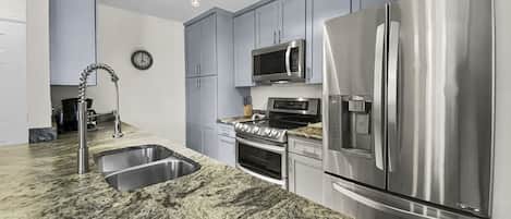 Condo, 2 chambres | Cuisine privée | Réfrigérateur, four à micro-ondes, un four, lave-vaisselle