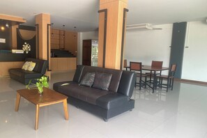 每日供應吃到飽早餐 (每人 THB250.00)