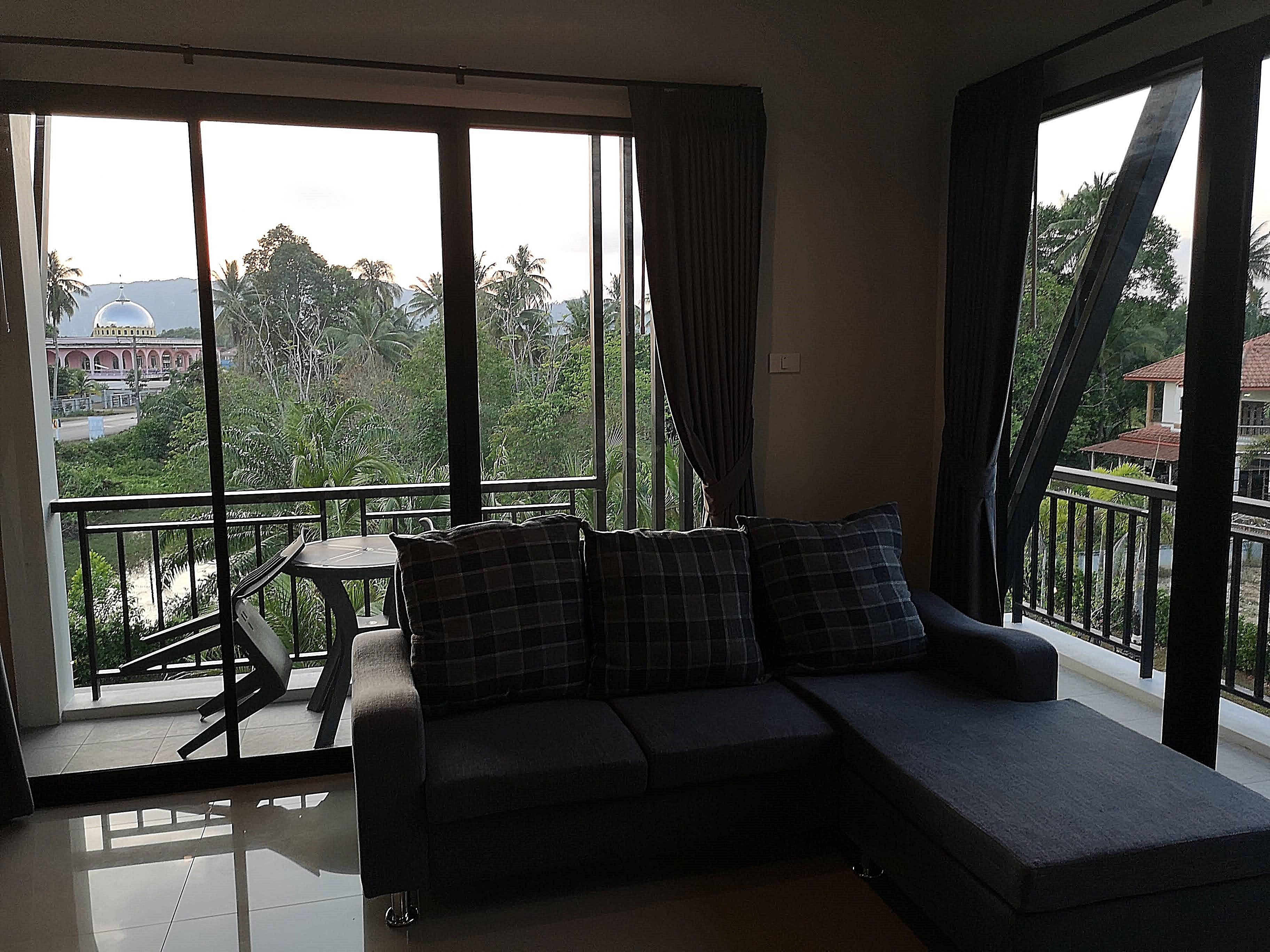 Escritorio, cortinas blackout y camas plegables/adicionales 