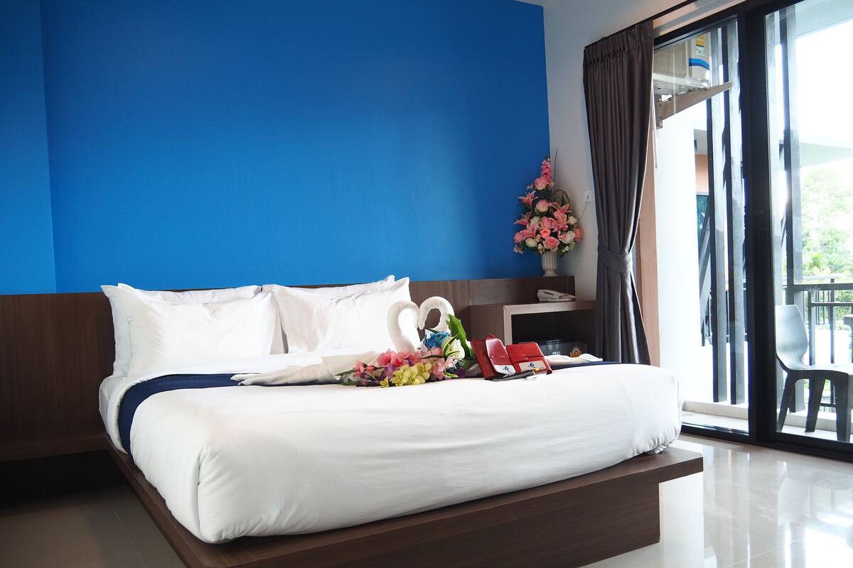 Standard Room with Pool View | Desk, blackout drapes, rollaway beds (surcharge), WiFi (free)