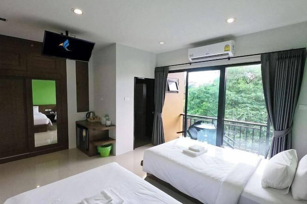 Escritorio, cortinas blackout y camas plegables/adicionales