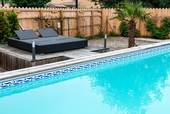 Una piscina al aire libre, una piscina climatizada