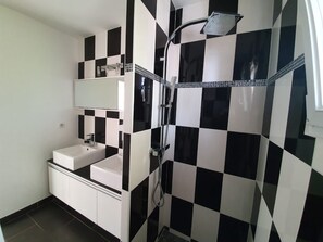 Regadera, toallas, papel de baño 