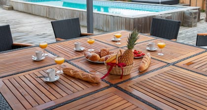 Villa de charme 5 chambres climatisée piscine et spa + prise recharge électrique