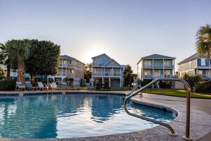 Una piscina techada, una piscina al aire libre