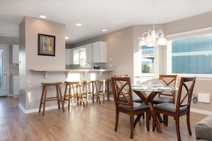 Duplex, 2 Bedrooms | Dining