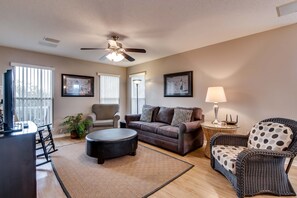 Maisonette, 2 Schlafzimmer | Wohnbereich | Flachbildfernseher