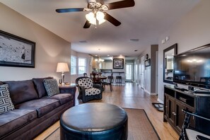 Maisonette, 2 Schlafzimmer | Wohnbereich | Flachbildfernseher