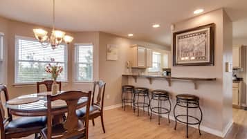Duplex, 2 Bedrooms | Dining