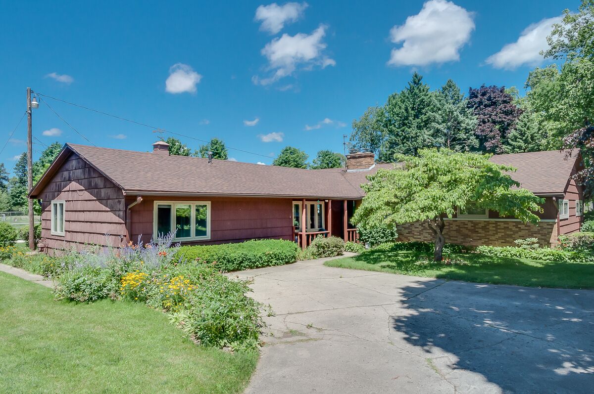 Spacious Home on Angela, Next to Notre Dame Golf Course