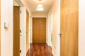 Hallway - City Views Ocean Village Apartment (Southampton)