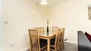 Apartment, 1 Schlafzimmer | Essbereich im Zimmer