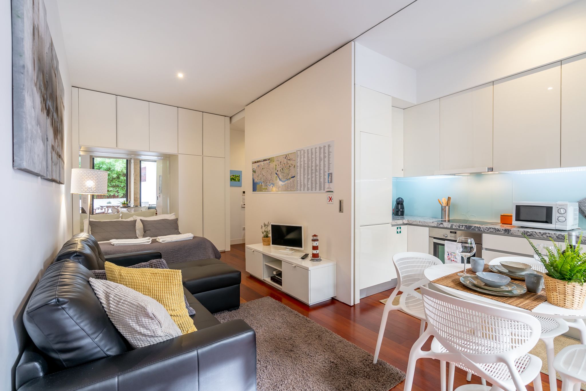 Appartement Familial, terrasse | Coin séjour | Télévision à écran plat de 32 pouces avec chaînes par câble, télévision