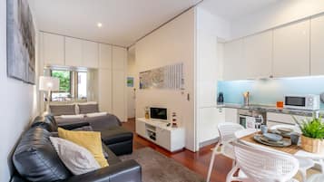 Appartement Familial, terrasse | Coin séjour | Télévision à écran plat de 32 pouces avec chaînes par câble, télévision