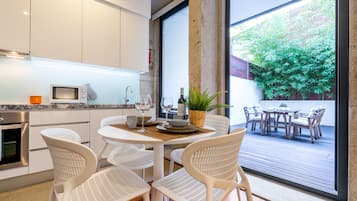Apartamento família, terraço | Cozinha privada | Geladeira grande, micro-ondas, fogão, cooktop
