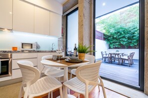 Family Apartment, Terrace | Private kitchen | Full-size fridge, microwave, oven, stovetop - Merc Porto Clerigos (Porto)