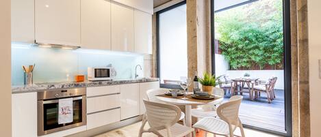 Apartamento família, terraço | Área de estar | TV de tela plana 32 polegadas com canais a cabo, TV