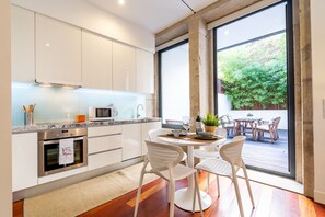 Appartamento familiare, terrazzo | Area soggiorno | TV a schermo piatto 32 pollici con canali via cavo, TV